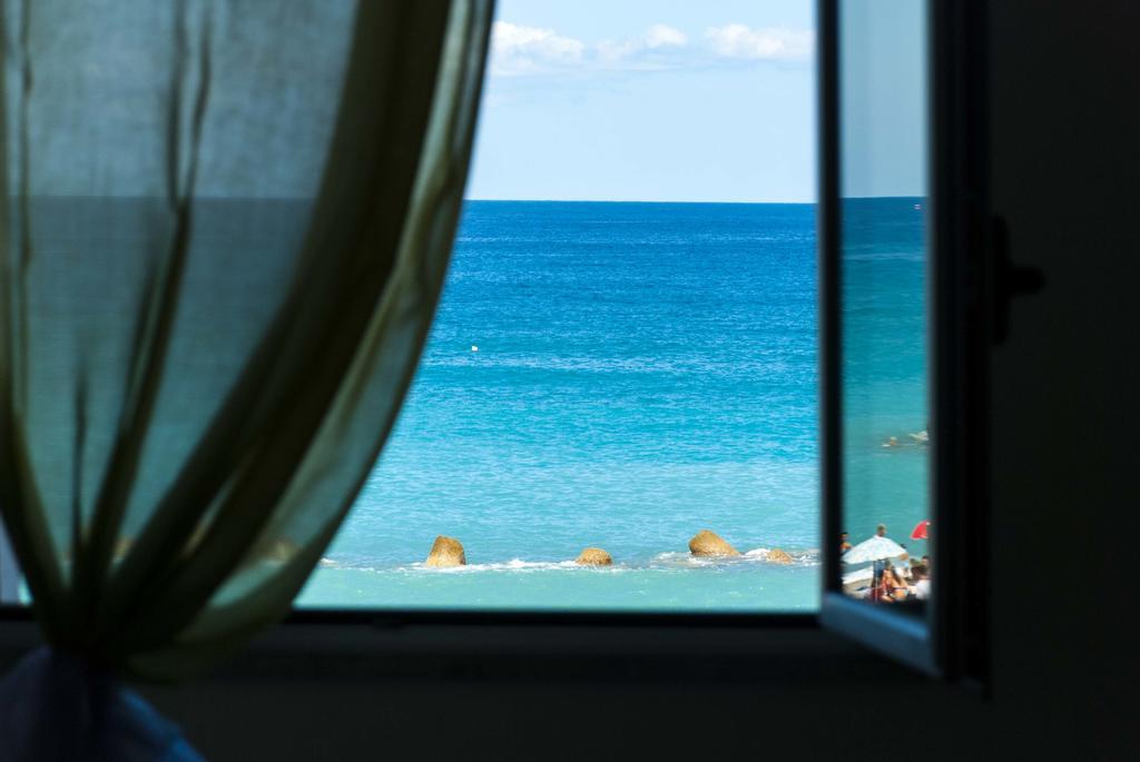 In Riva Al Mare B&B Capo dʼOrlando Exterior foto